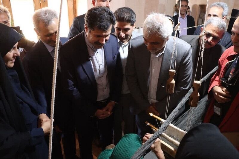 بازدید معاون رئیس‌جمهور از نخستین دهکده نساجی سنتی ایران