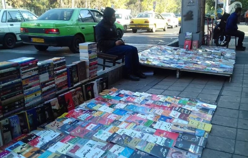 آغاز جمع‌آوری کتاب‌فروشی‌های غیرمجاز خیابان انقلاب