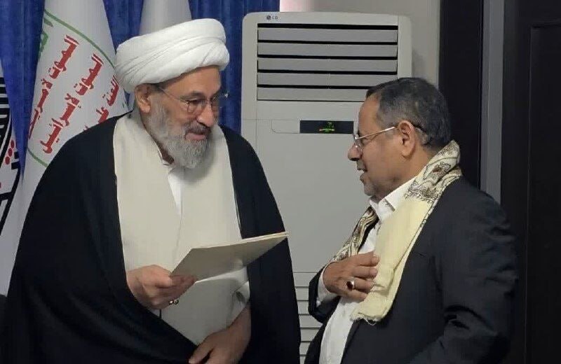 تقدیم پیام رهبر انصارالله یمن به دبیرکل جمعیت دفاع از ملت فلسطین در تهران